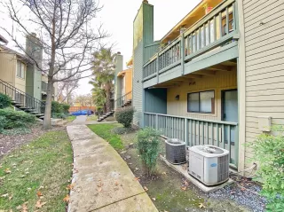 Photo #2: 20074509 Listing