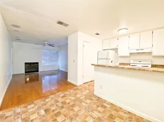 Photo #4: 20074509 Listing