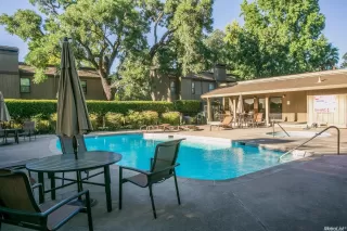 Photo #4: 20075168 Listing