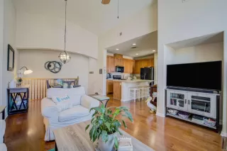 Photo #5: 20075908 Listing