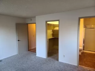 Photo #4: 20075915 Listing