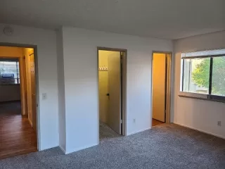 Photo #5: 20075915 Listing