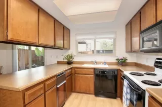 Photo #5: 20076062 Listing