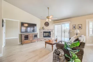 Photo #2: 20077419 Listing