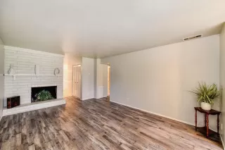 Photo #4: 20077464 Listing