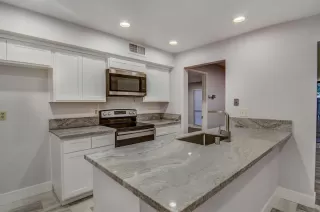 Photo #5: 20079156 Listing 