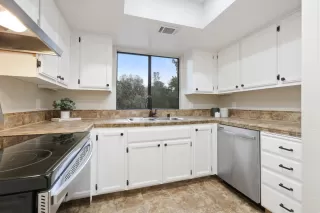 Photo #5: 20081202 Listing