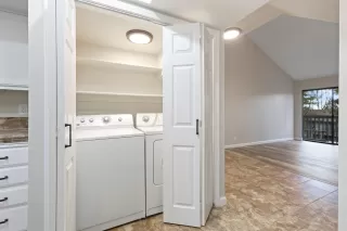 Photo #6: 20081202 Listing