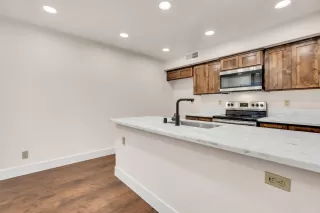 Photo #2: 221035640 Listing