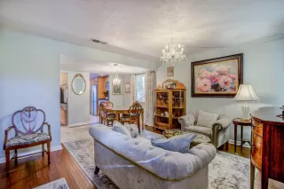 Photo #4: 221073903 Listing