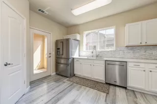 Photo #5: 221084582 Listing