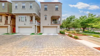 Photo #2: 221102596 Listing