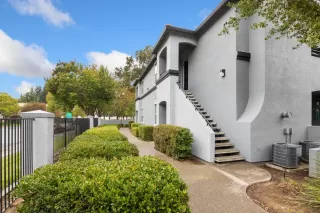 Photo #2: 221131266 Listing