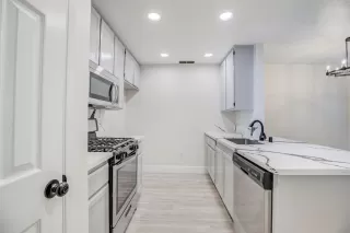 Photo #2: 221133551 Listing