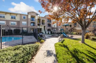 Photo #3: 221143352 Listing