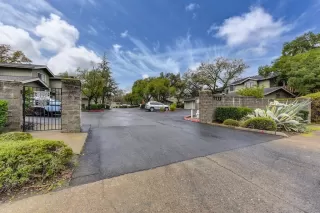 Photo #2: 221153794 Listing