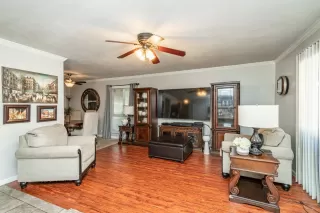 Photo #5: 222033493 Listing