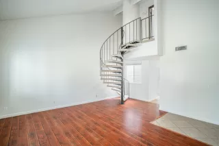 Photo #4: 222037478 Listing