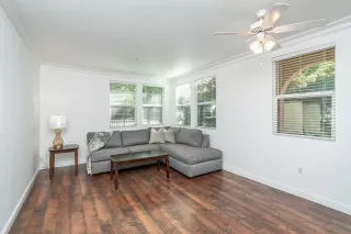 Photo #4: 222038392 Listing