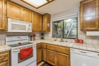 Photo #5: 222038467 Listing