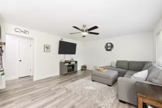 Photo #3: 222044282 Listing