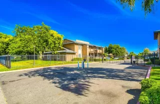 Photo #2: 222052890 Listing