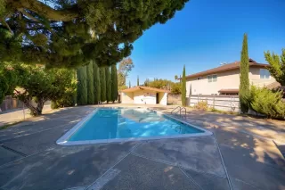 Photo #2: 222055881 Listing