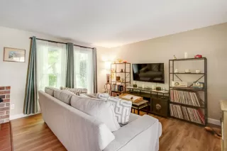 Photo #4: 222063827 Listing