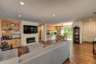 Photo #5: 222080847 Listing