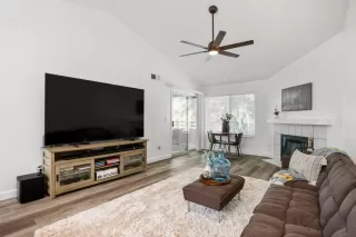 Photo #4: 222086558 Listing