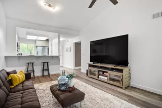 Photo #5: 222086558 Listing