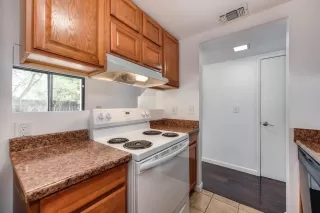 Photo #5: 222100030 Listing