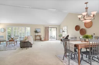 Photo #5: 222128451 Listing