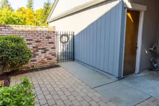 Photo #4: 222131473 Listing