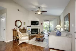 Photo #4: 222135942 Listing