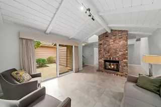 Photo #4: 222137942 Listing