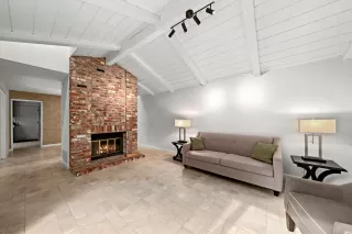 Photo #5: 222137942 Listing