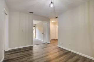 Photo #5: 222143835 Listing