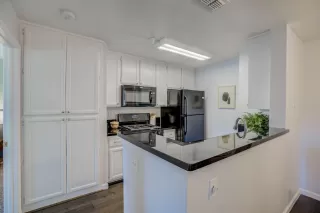 Photo #4: 222148421 Listing