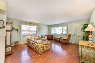 Photo #2: 223006045 Listing