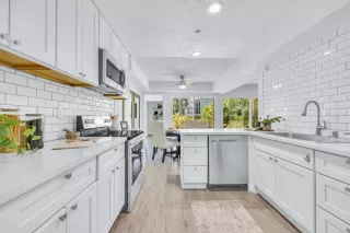 Photo #2: 223043652 Listing