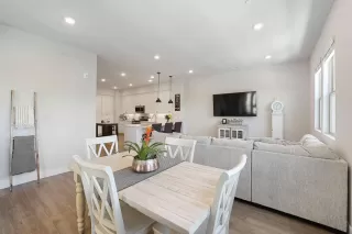 Photo #2: 223044356 Listing