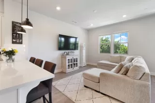 Photo #4: 223044356 Listing