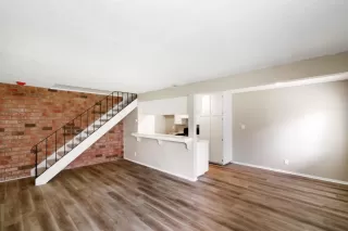 Photo #5: 223100100 Listing