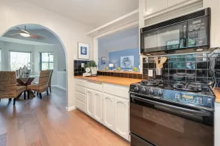 Photo #5: 223113436 Listing