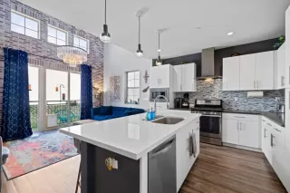 Photo #5: 224036301 Listing