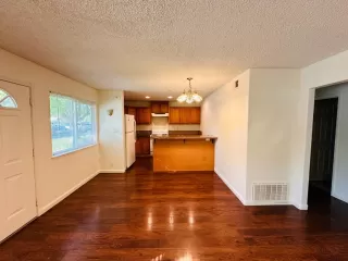 Photo #4: 224040391 Listing