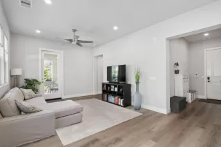 Photo #2: 224043136 Listing