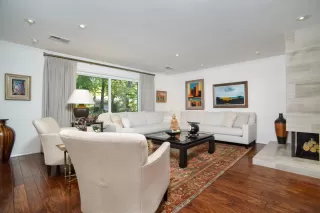 Photo #3: 224045444 Listing