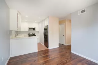 Photo #5: 224084162 Listing